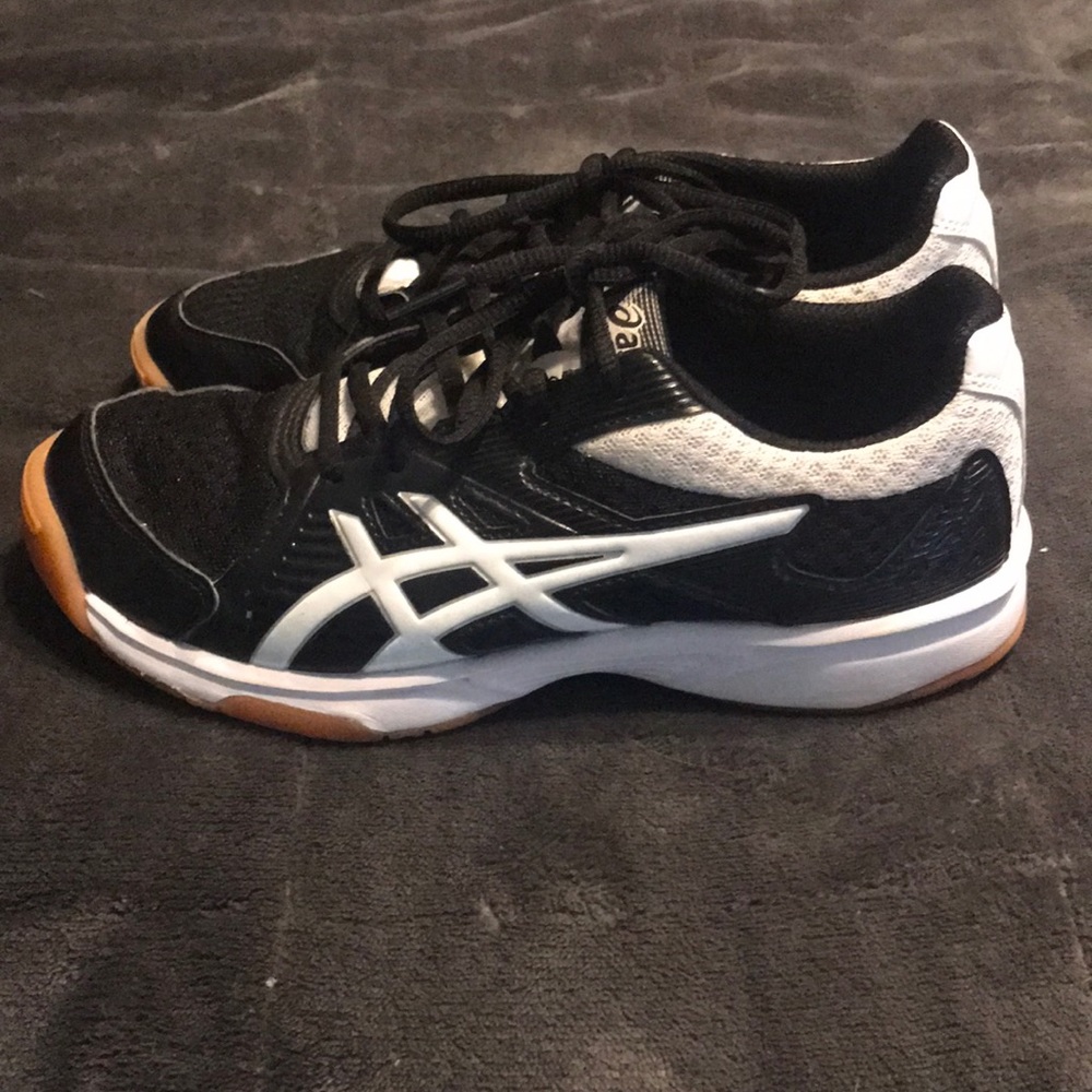 Black and white Asics!! 👟
